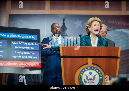 Washington, États-Unis. 23 mai 2024. La sénatrice américaine Debbie Stabenow (démocrate du Michigan) prononce des remarques sur l’échec de l’adoption de la législation frontalière, au Capitole américain à Washington, DC, USA, jeudi 23 mai, 2024. photo de Rod Lamkey/CNP/ABACAPRESS. COM Credit : Abaca Press/Alamy Live News Banque D'Images