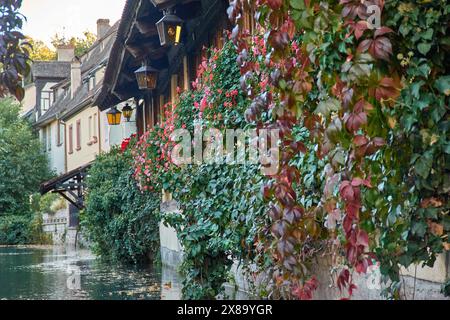 Colmar, Alsace, France. Petite Venise, canal d'eau et maisons traditionnelles à colombages. Colmar est une charmante ville en Alsace, France. Belle vue Banque D'Images