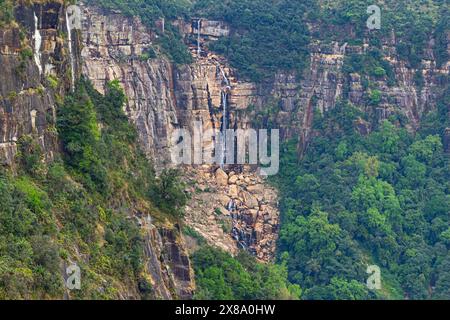 Wah Kaba Falls est une cascade située près de Cherrapunji dans le Meghalaya, en Inde. La chute d'eau descend d'une face rocheuse abrupte et chute d'environ 170–1 Banque D'Images