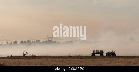 Cap occidental Afrique du Sud. 23.04.2024. Véhicule agricole tractant une remorque transportant de l'eau pour arroser et empêcher la propagation des flammes pendant la combustion des chaumes Banque D'Images