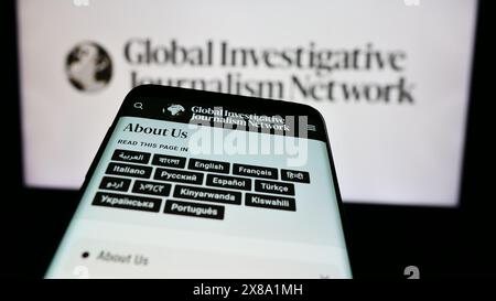 Téléphone portable avec le site Web du Global Investigative Journalism Network (GIJN) devant le logo. Concentrez-vous sur le coin supérieur gauche de l'écran du téléphone. Banque D'Images