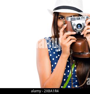 Appareil photo numérique, femme ou photographe en studio fond blanc pour les souvenirs, les photos ou la prise d'image. Personne féminine, heureuse et technologie pour Banque D'Images