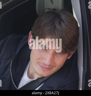 Le capitaine d'Atalanta Marten de Roon rencontre le ventilateur après l'entraînement. Banque D'Images