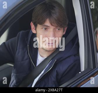 Le capitaine d'Atalanta Marten de Roon rencontre le ventilateur après l'entraînement. Banque D'Images