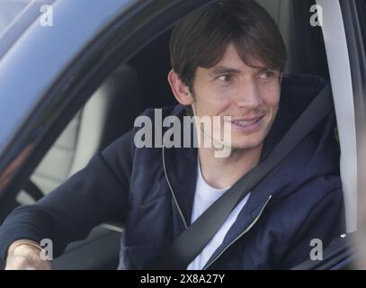 Le capitaine d'Atalanta Marten de Roon rencontre le ventilateur après l'entraînement. Banque D'Images