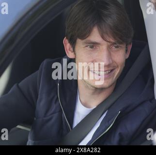 Le capitaine d'Atalanta Marten de Roon rencontre le ventilateur après l'entraînement. Banque D'Images