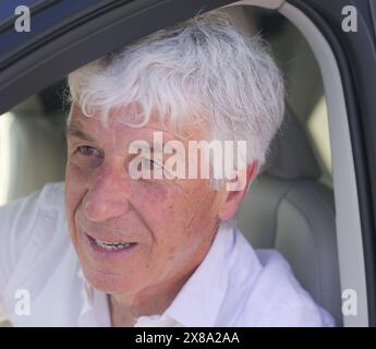 Atalanta Coach Gian Piero Gasperini rencontre le ventilateur après l'entraînement. Banque D'Images