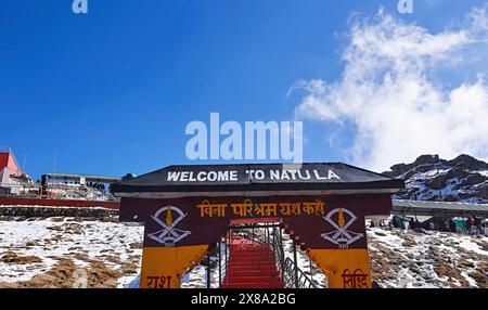 INDE, GANGTOK, FRONTIÈRE INDE-CHINE, décembre 2023, touriste, à la vue de la porte d'entrée du col de Nathula, Nathula, c'est l'une des trois frontières commerciales ouvertes Banque D'Images