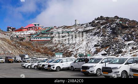 INDE, SIKKIM, GANGTOK, décembre 2023, touriste, à View Near Nathula Pass, frontière indo-chinoise. C'est l'un des trois postes frontaliers commerciaux ouverts entre eux Banque D'Images