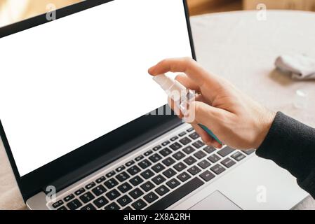 Nettoyage du clavier d'ordinateur portable avec essuyage humide sur le lieu de travail. Hygiène personnelle. Prévenir le coronavirus de maladie. quarantaine. placer pour le texte Banque D'Images