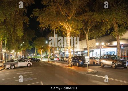 Centre-ville de Tamworth au crépuscule, lampadaires éclairent Peel Street, Nouvelle-Galles du Sud, Australie Banque D'Images