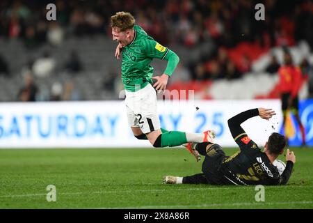 MELBOURNE, AUSTRALIE. 24 mai 2024. Sur la photo : Jay Turner-Cook fait une chute après un défi de l'attaquant Mathew Leckie de Melbourne lors de la Global Football week amical entre le club anglais Newcastle United et l'australienne ALeague Allstars au Marvel Stadium de Melbourne, en Australie. Crédit : Karl Phillipson/Alamy Live News Banque D'Images