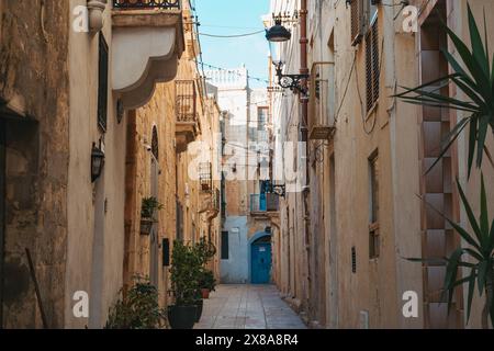 Appartements dans une rue résidentielle pittoresque dans la ville fortifiée de Mdina, Malte Banque D'Images