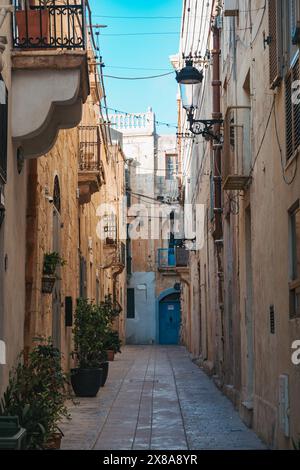 Appartements dans une rue résidentielle pittoresque dans la ville fortifiée de Mdina, Malte Banque D'Images