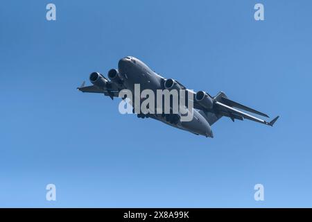 Un McDonnell Douglas/Boeing C17 Globemaster III de la Royal Air Force volant au-dessus de la tête avec son train d'atterrissage abaissé lors d'un vol d'entraînement au-dessus de Cornwall en t Banque D'Images