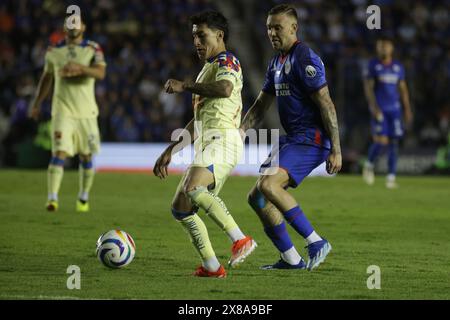 Mexico, Mexique. 23 mai 2024. Alejandro Zendejas #17 du Club America et Ramón Juárez Del Castillo #29 de Cruz Azul se battent pour le ballon lors du tournoi mexicain Clausura du match de première manche de la Liga MX entre Club America et Cruz Azul à l'Estadio Ciudad de los Deportes. Score final Amérique 1-1 Cruz Azul. Le 23 mai 2024 à Mexico, Mexique. (Photo par Ismael Rosas / Eyepix Group / Sipa USA) crédit : Sipa USA / Alamy Live News Banque D'Images