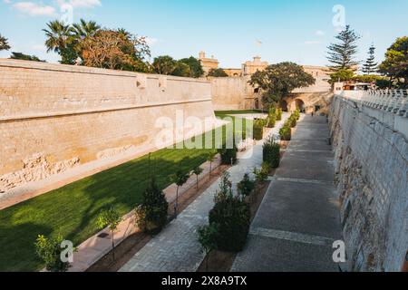 Un mur fort à Mdina, une ville fortifiée de Malte, qui a servi de capitale à l'île de l'Antiquité à la période médiévale. Maintenant une destination touristique Banque D'Images