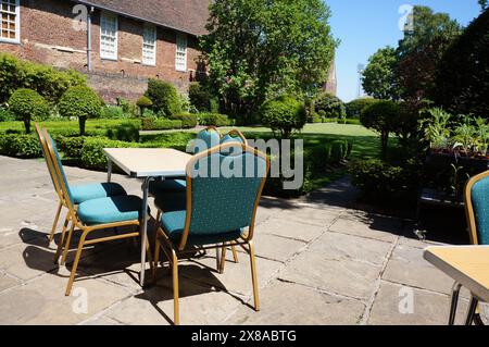 Tables en plein air dans le jardin au Fydell House Cafe avec le Guildhall sur un été chaud et ensoleillé Banque D'Images