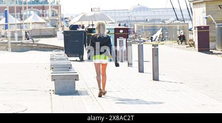 Brighton UK 24 mai 2024 - C'est une belle matinée ensoleillée pour une promenade le long du front de mer de Brighton avec plus de bonnes prévisions météo pour le week-end de vacances : crédit Simon Dack / Alamy Live News Banque D'Images