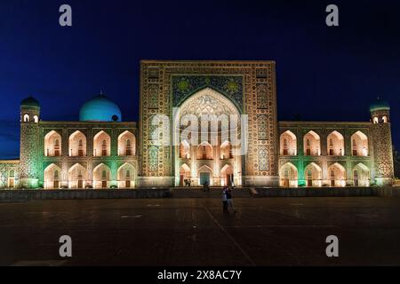 Vue nocturne de la Madrasah Tilya-Kori sur la place Registan à Samarcande, Ouzbékistan Banque D'Images