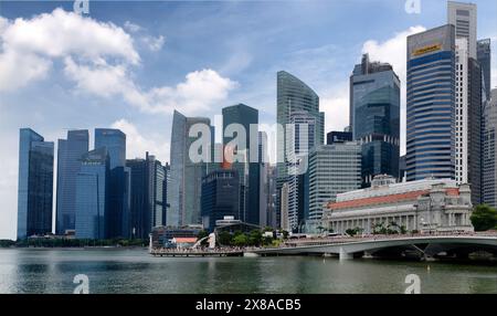 Quartier central des affaires de Singapour, skyline du quartier des affaires, logos d'entreprises et Fullerton Hotel avec fontaine Merlion, Asie Banque D'Images