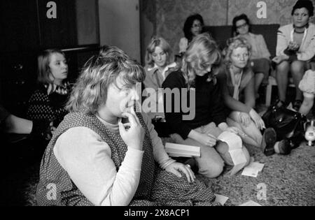 Chiswick Women's Aid, Erin Pizzey à une réunion quotidienne de la Maison. L'assistant prend des notes, de sorte que les problèmes peuvent être suivis. Les femmes ont pu discuter de leurs problèmes et des questions auxquelles elles étaient confrontées avec les fondatrices et les autres femmes du refuge. Richmond, Londres, Angleterre vers novembre 1975. ANNÉES 1970 ROYAUME-UNI HOMER SYKES Banque D'Images