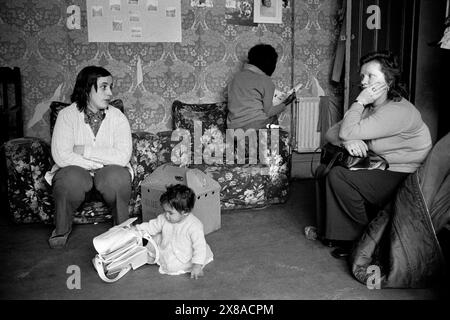 Chiswick Women's Aid. Un groupe de femmes partagent leurs histoires. Dans les années 1970, on estimait officieusement que jusqu'à 25 000 familles en Grande-Bretagne étaient victimes de violence. Personne n’a parlé de violence domestique, ce qui se passait à huis clos était considéré comme privé et l’affaire de personne d’autre. Richmond, Londres, Angleterre vers novembre 1975. ROYAUME-UNI HOMER SYKES Banque D'Images