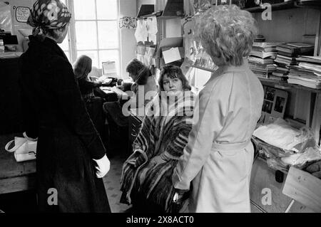 Chiswick Women's Aid, Erin Pizzey dans son bureau à l'ancien Palm court Hotel, Richmond. En novembre, l'ancien hôtel quatre étoiles, abandonné et inoccupé, a été accroupi. En 24 heures, plus de 40 enfants et leurs mères ont pu bénéficier d'un hébergement, d'une sécurité et de vivres. Richmond, Londres, Angleterre vers novembre 1975. 1970S UK HOMER SYKES Banque D'Images