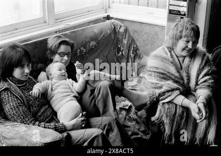 Chiswick Women's Aid, (maintenant connu sous le nom de refuge) Erin Pizzey jeune mère et bébé se relaxant dans une salle de jour. Les femmes ont pu discuter de leurs problèmes et des questions auxquelles elles étaient confrontées avec les fondatrices et les autres femmes du refuge. Richmond, Londres, Angleterre vers novembre 1975 1970 Royaume-Uni HOMER SYKES Banque D'Images