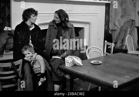 Chiswick Women's Aid, Richmond, Londres, Angleterre vers novembre 1975. Deux femmes battues et leurs enfants discutent de problèmes mutuels. La communauté offrait un environnement où les femmes vivant dans des circonstances semblables pouvaient apporter un soutien affectif et moral ainsi que de l'amitié. 1970S UK HOMER SYKES Banque D'Images