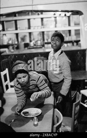 Chiswick Women's Aid, Mme Daphne Shakes et son fils Colin Jacques. Mère et fils noirs britanniques, ils viennent de se faire un repas. Richmond, Londres, Angleterre vers novembre 1975.1970S Royaume-Uni HOMER SYKES Banque D'Images