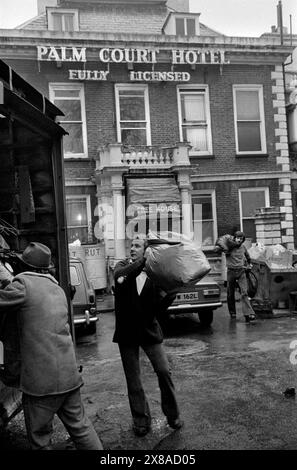 Chiswick Women's Aid, extérieur de Palm court Hotel et maintenant refuge pour femmes battues. Collecte hebdomadaire des refuges. Richmond, Londres, Angleterre novembre 1975. ANNÉES 1970 ROYAUME-UNI HOMER SYKES Banque D'Images