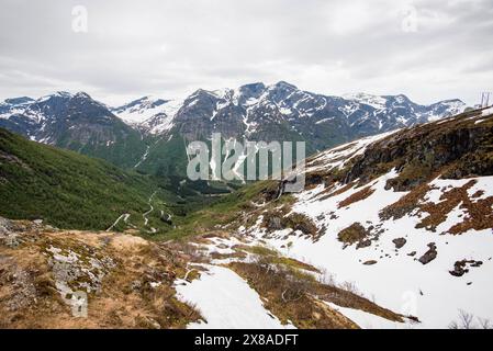 Le point de vue de Gaularfjellet est l'un des endroits qui offrent de belles vues sur le paysage le long de la route. Col de montagne en Zig Zag, paysage printanier Banque D'Images