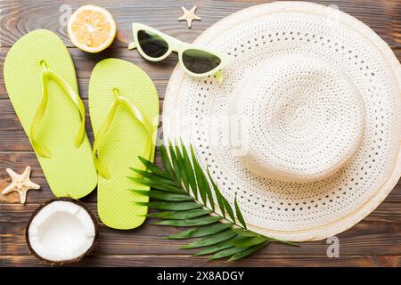 Vue de dessus de divers coquillages placés près de fruits colorés et d'accessoires d'été élégants sur fond de table. Concept d'été. Pose à plat. Vue de dessus avec c Banque D'Images