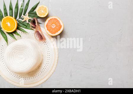 Vue de dessus de divers coquillages placés près de fruits colorés et d'accessoires d'été élégants sur fond de table. Concept d'été. Pose à plat. Vue de dessus avec c Banque D'Images