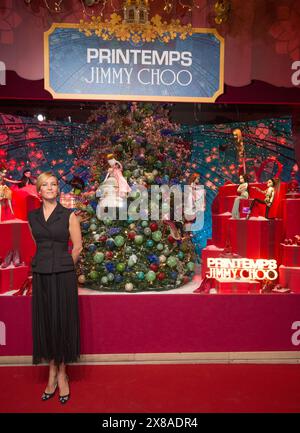 UMA THURMAN INAUGURE LES FENÊTRES DE NOËL DU GRAND MAGASIN PRINTEMPS POUR JIMMY CHOO Banque D'Images