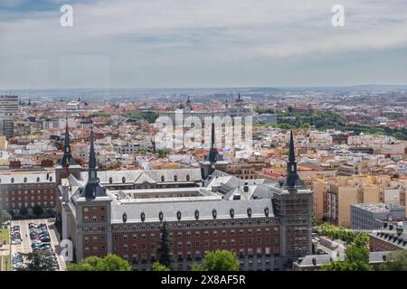 Une vue depuis la terrasse d'observation de la tour Moncloa sur le quartier général de la Force aérienne et spatiale et le centre-ville de Madrid Banque D'Images