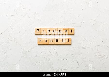 mot de rappel de produit écrit sur un bloc de bois. texte de rappel de produit sur le tableau, concept. Banque D'Images