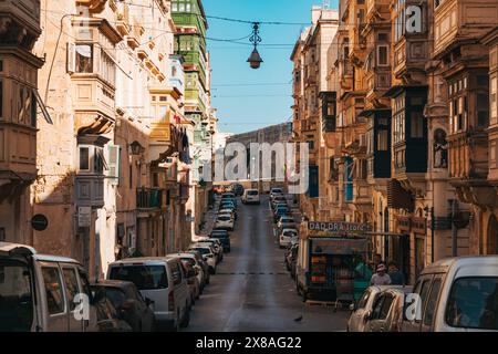 Appartements le long de Republic Street à Valletta, Malte, regardant vers l'est vers le fort Elmo Banque D'Images