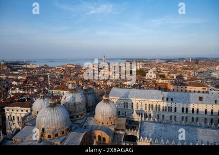 Vue sur les toits de Venise avec la basilique Saint-Marc et le palais des Doges à la lumière du soir, vue depuis le Campanile di San Marco, ville vi Banque D'Images
