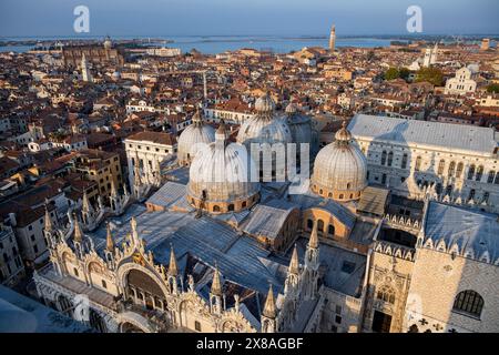 Vue sur les toits de Venise avec la basilique Saint-Marc et le palais des Doges à la lumière du soir, vue depuis le Campanile di San Marco, ville vi Banque D'Images