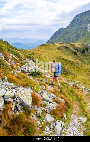 Alpinistes sur un sentier de randonnée descendant vers le Obstanserseehütte, Carnic main Ridge, Carnic High Trail, Carnic Alps, Carinthia, Autriche, Europe Banque D'Images