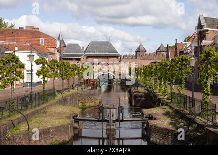 Centre historique d'Amersfoort avec vue sur le Koppelpoort. Banque D'Images