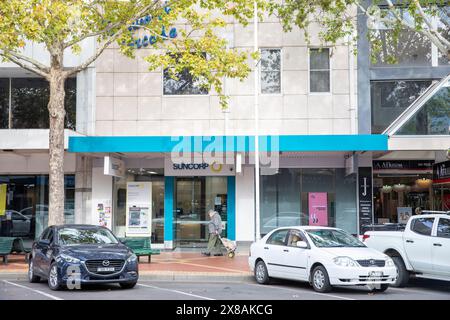 Centre-ville de Tamworth avec succursale de banque Suncorp sur Peel Street, NSW, Australie Banque D'Images