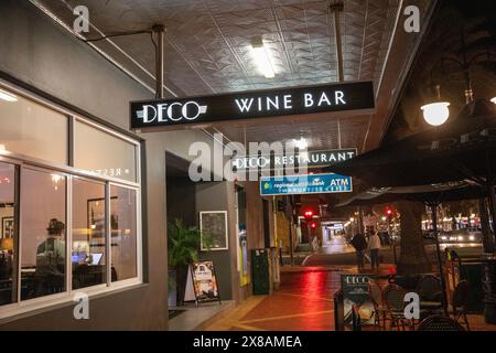 Centre-ville de Tamworth avec bar à vin déco et restaurant, le soir, Nouvelle-Galles du Sud, Australie Banque D'Images