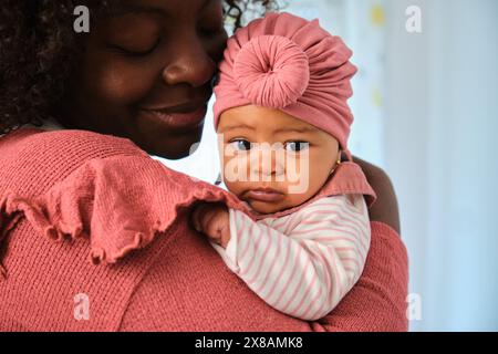 Moment d’amour entre femme africaine et sa petite fille. Banque D'Images