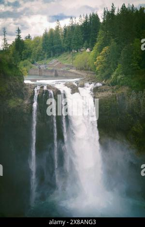 La brume de Snoqualmie Falls au printemps Banque D'Images