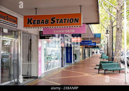 Centre-ville de Tamworth, magasins et magasins le long de Peel Street, Nouvelle-Galles du Sud, Australie Banque D'Images