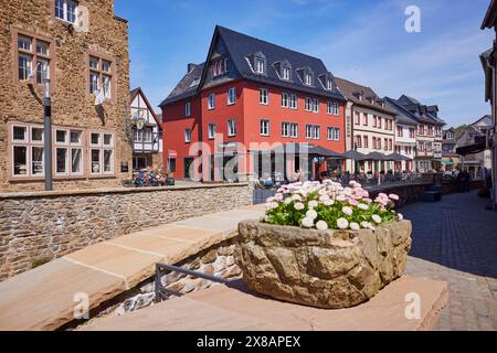 Centre-ville et zone piétonne avec maisons et bâtiments en grès à Bad Münstereifel, Eifel, quartier Euskirchen, Rhénanie du Nord-Westphalie, G. Banque D'Images