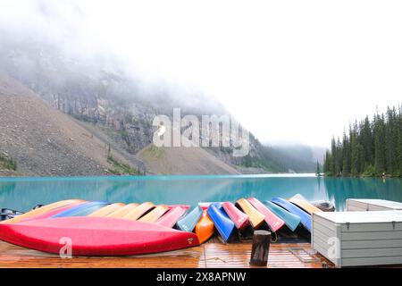 Les canots sont entreposés pour la saison hivernale au lac Moraine. Banque D'Images